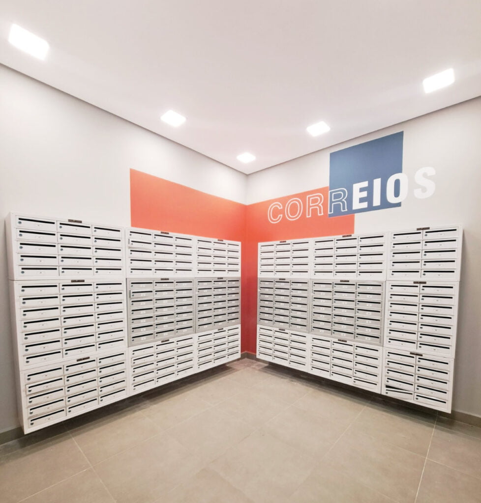 Caixas de Correio da IUCA Instaladas estrategicamente num espaço pensado.