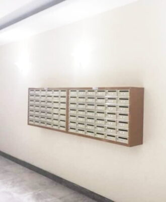 4005instaladafinal Caixa de correio para condomínio sem pintura em Aço Galvalume Modelo 4005